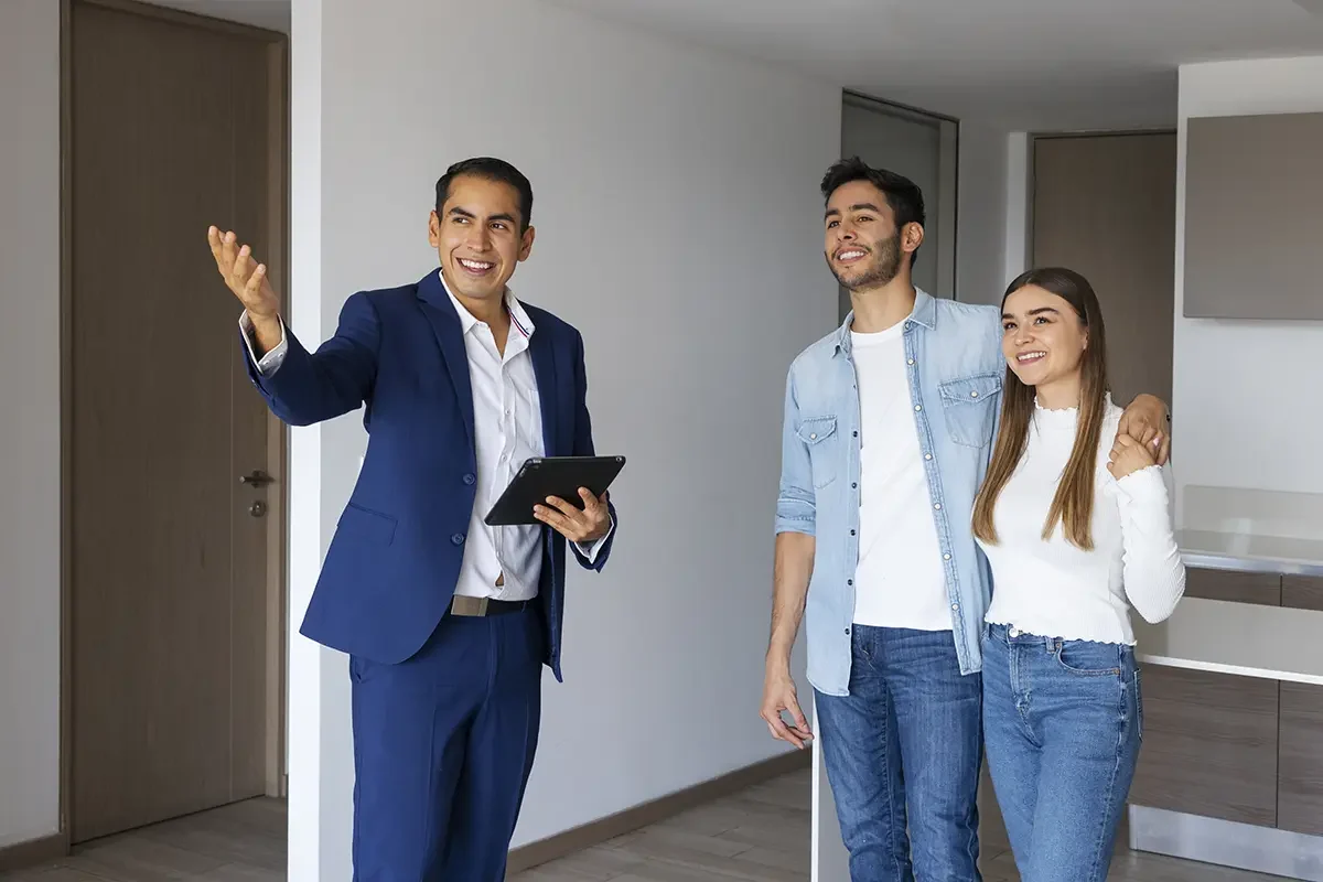 Medium Shot Couple Talking Real Estate Agent